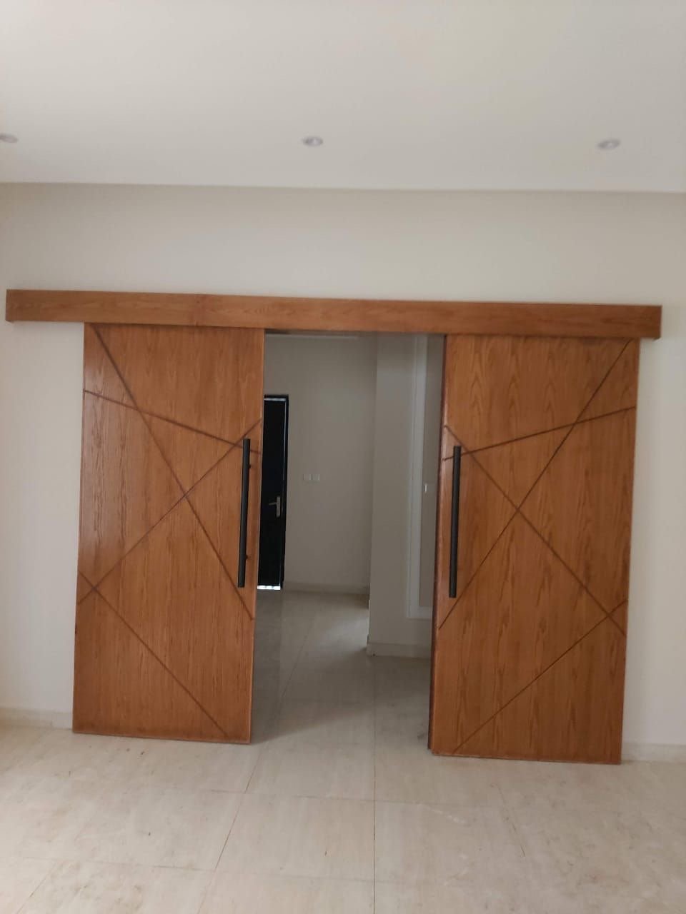 نوفر خدمة تفصيل أبواب ألمنيوم وكلادينج وخشب حسب المقاسات والتصميم المطلوب، مع خيارات متنوعة تناسب الديكورات الداخلية والواجهات الخارجية…